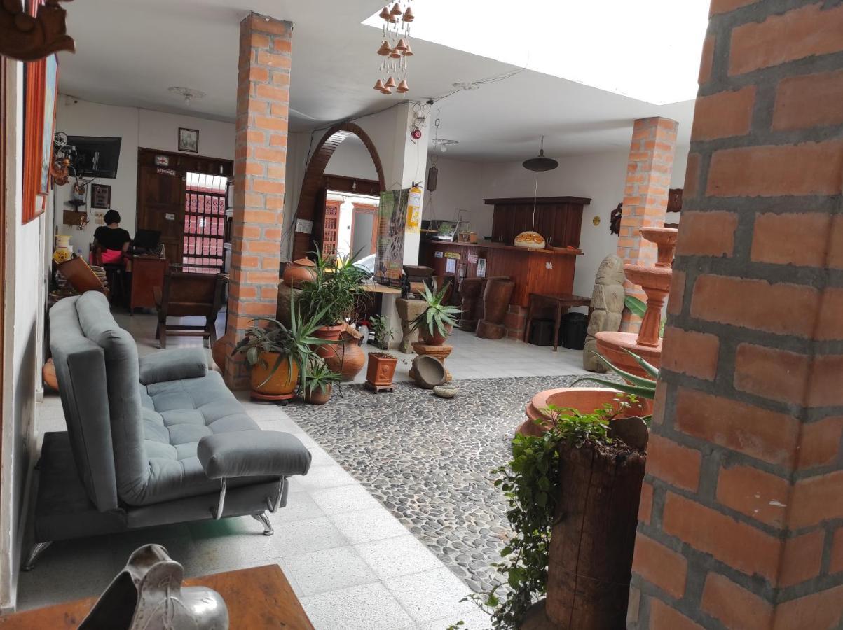 Hotel Barajas Jardín Buitenkant foto