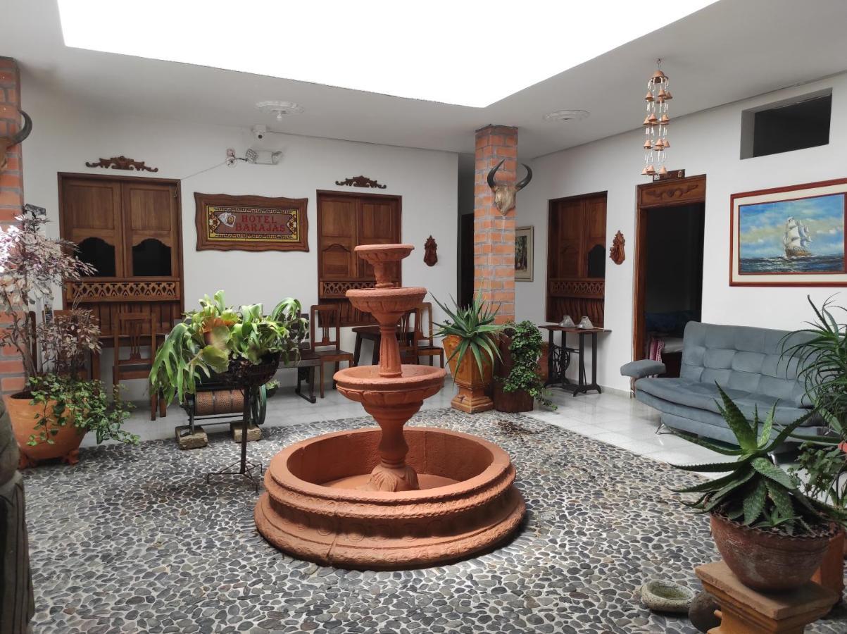 Hotel Barajas Jardín Buitenkant foto
