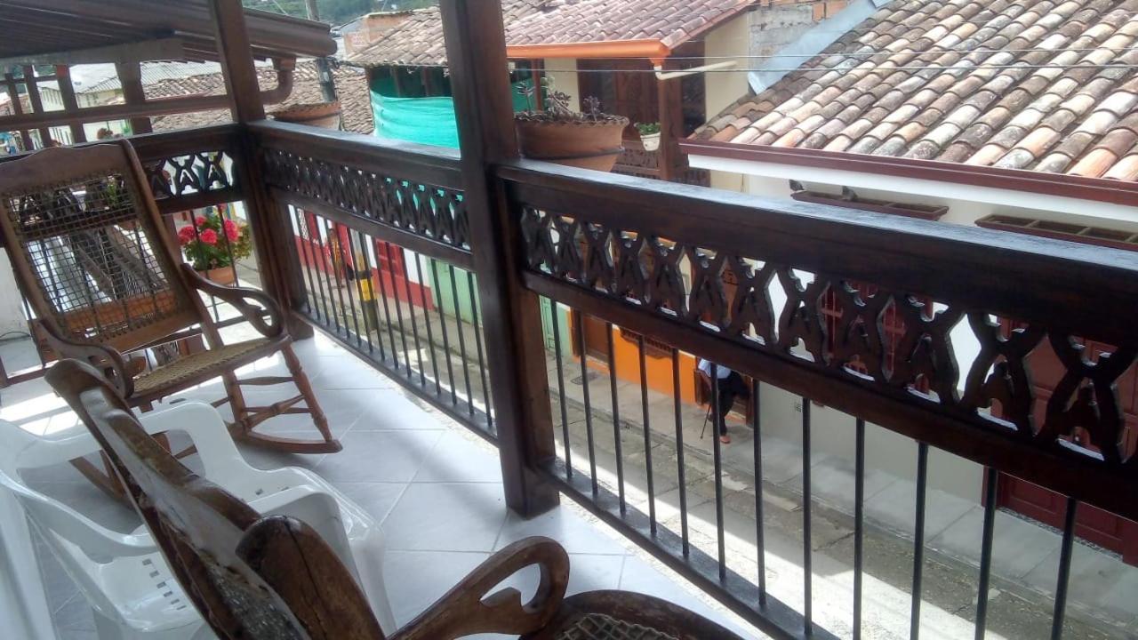 Hotel Barajas Jardín Buitenkant foto